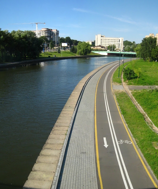 河边跑道.jpg